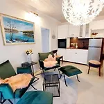 With Swimming Pool - 23759 דירה וודיצה
